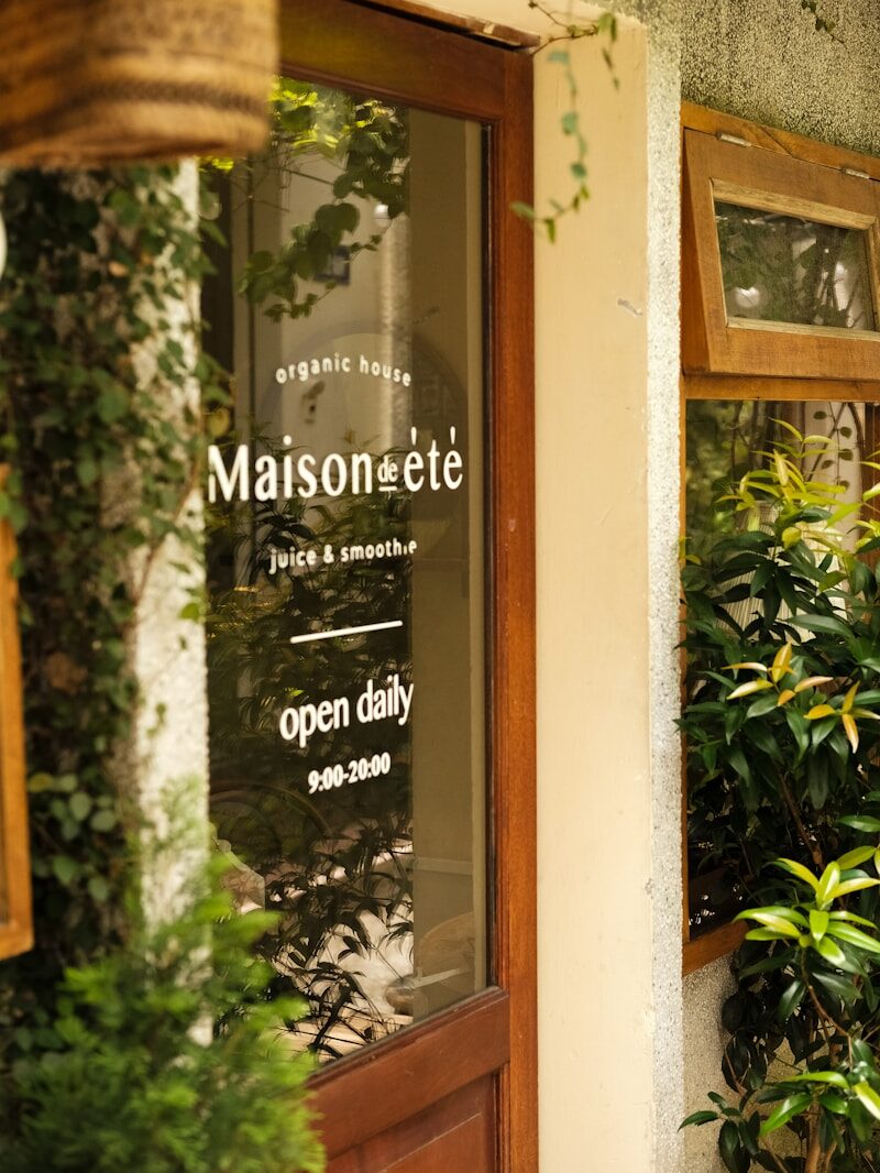 A store front with a sign that reads maisonmete open daily